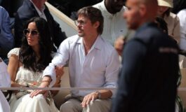 Brad Pitt spettatore al Roland Garros in tribuna con la fidanzata Ines de Ramon 265x160