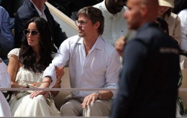Brad Pitt spettatore al Roland Garros in tribuna con la fidanzata Ines de Ramon 364x230