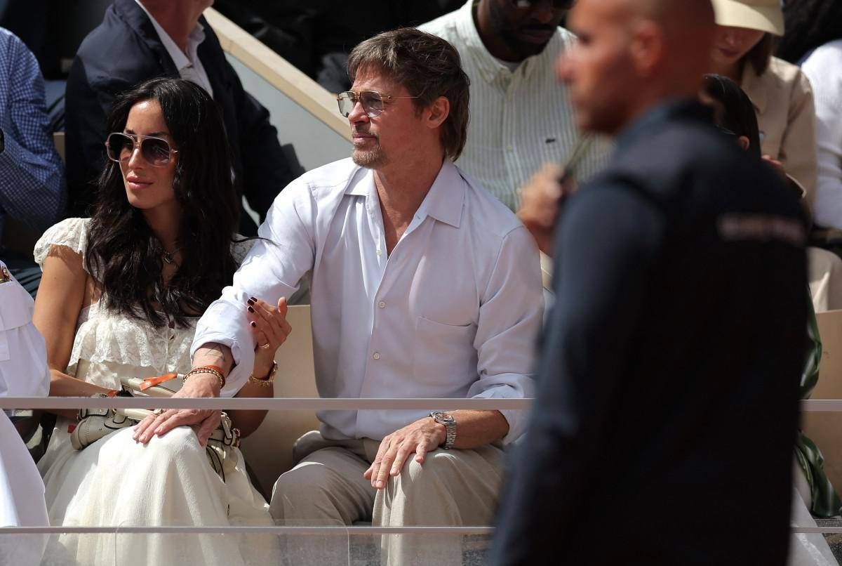 Brad Pitt spettatore al Roland Garros, in tribuna con la fidanzata Ines de Ramon