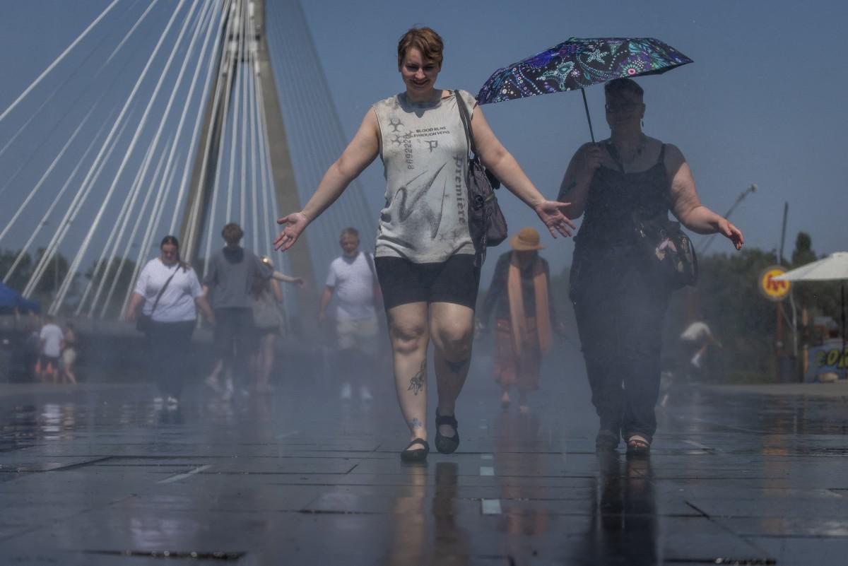 Caldo record in Europa, l'ondata si sposta a Est: Budapest verso i 40°C, allerta in 7 Paesi