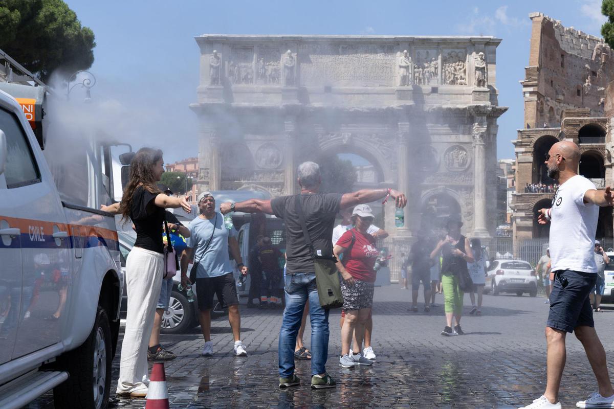 Caldo record, oggi 25 città in allerta rossa. L'allarme: 10mila morti in Europa tra giugno e luglio