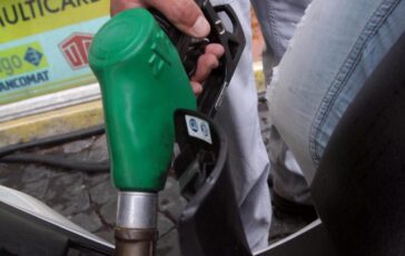 Carburanti tredicesimo giorno di calo dei prezzi ﻿per benzina e diesel 364x230