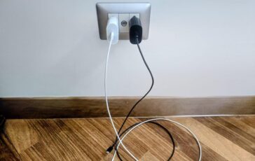 Caricabatteria attaccato alla presa senza telefono consuma Cosa succede 364x230