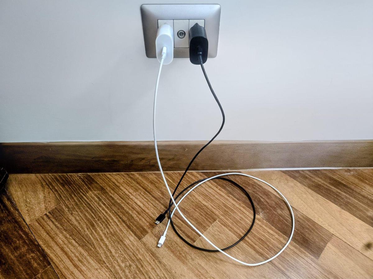 Caricabatteria attaccato alla presa senza telefono, consuma? Cosa succede