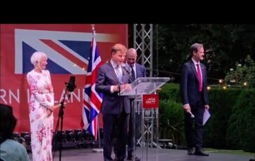 Checco Zalone premia Helen Mirren Se solo ti avessi conosciuto qualche anno fa 364x230