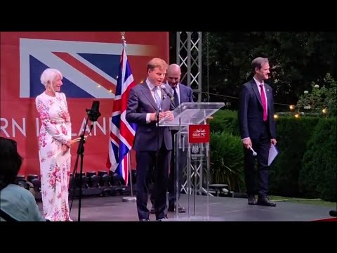 Checco Zalone premia Helen Mirren: "Se solo ti avessi conosciuto qualche anno fa..."