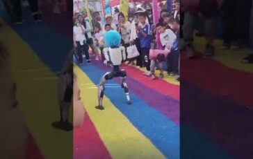 Cina robot colpisce un bambino con un calcio nello stomaco 364x230