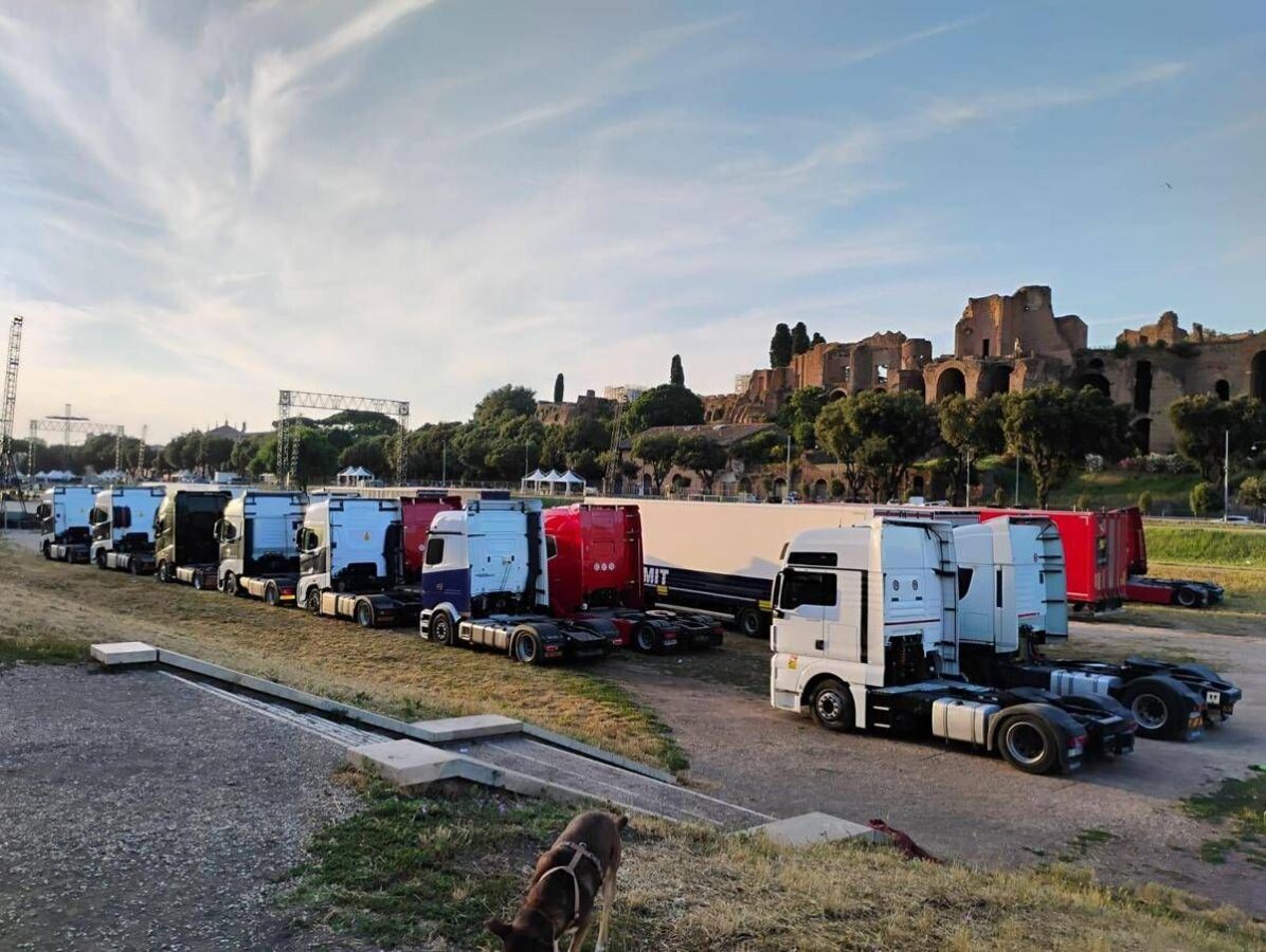 Circo Massimo invaso dai tir per il concerto di Cremonini: l'area archeologica trasformata in un gigantesco parcheggio