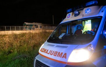 Crotone scontro tra due auto e cavalli vaganti morta una donna 364x230