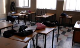 Dammi le sigarette o sparo studente punta la pistola contro un professore 265x160