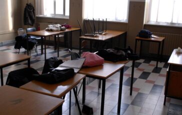 Dammi le sigarette o sparo studente punta la pistola contro un professore 364x230