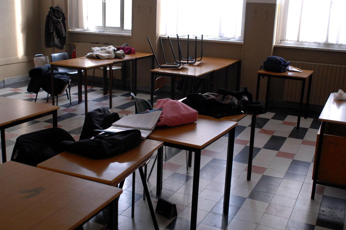 "Dammi le sigarette o sparo", studente punta la pistola contro un professore