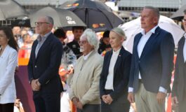 Ecclestone torna sul podio premia Russell con la medaglia del presidente Fia 265x160