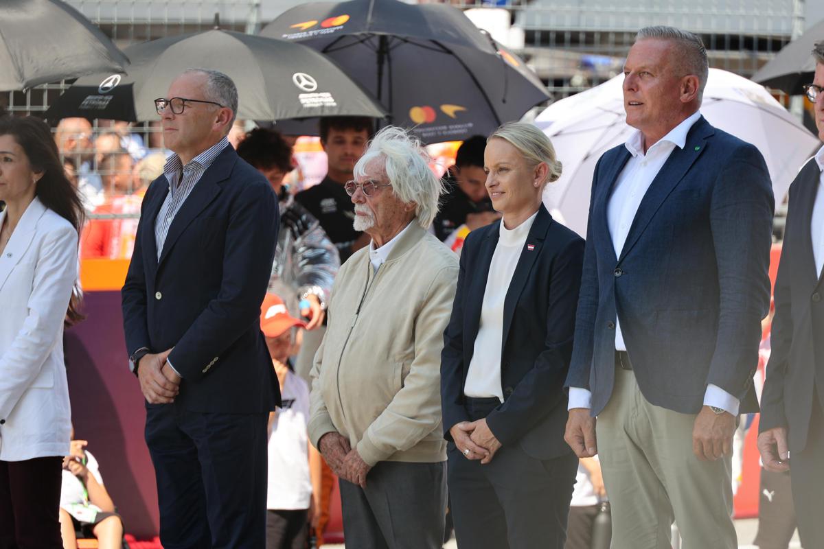 Ecclestone torna sul podio, premia Russell con la medaglia del presidente Fia