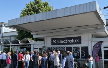 electrolux sospende piano licenziamenti e chiusure per 50 giorni 2