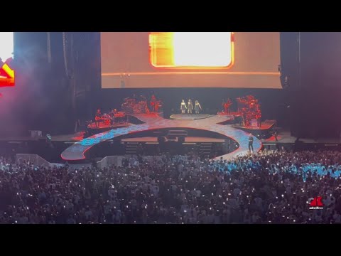 Eros Ramazzotti scalda la sua città, in 42mila allo stadio Olimpico - Video