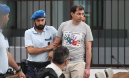 Femminicidi escort Frumuzache condannato allergastolo. Lui in aula con la maglietta dei figli Sei il nostro superpapa 265x160
