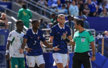 Francia Senegal contatto Mbappe Mane e rigore negato furia Deschamps e tv ingannate 364x230