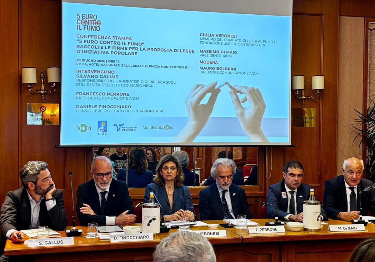 Fumo, gli oncologi: "52mile firme per aumentare di 5 euro costo sigarette, Senato discuta la legge"