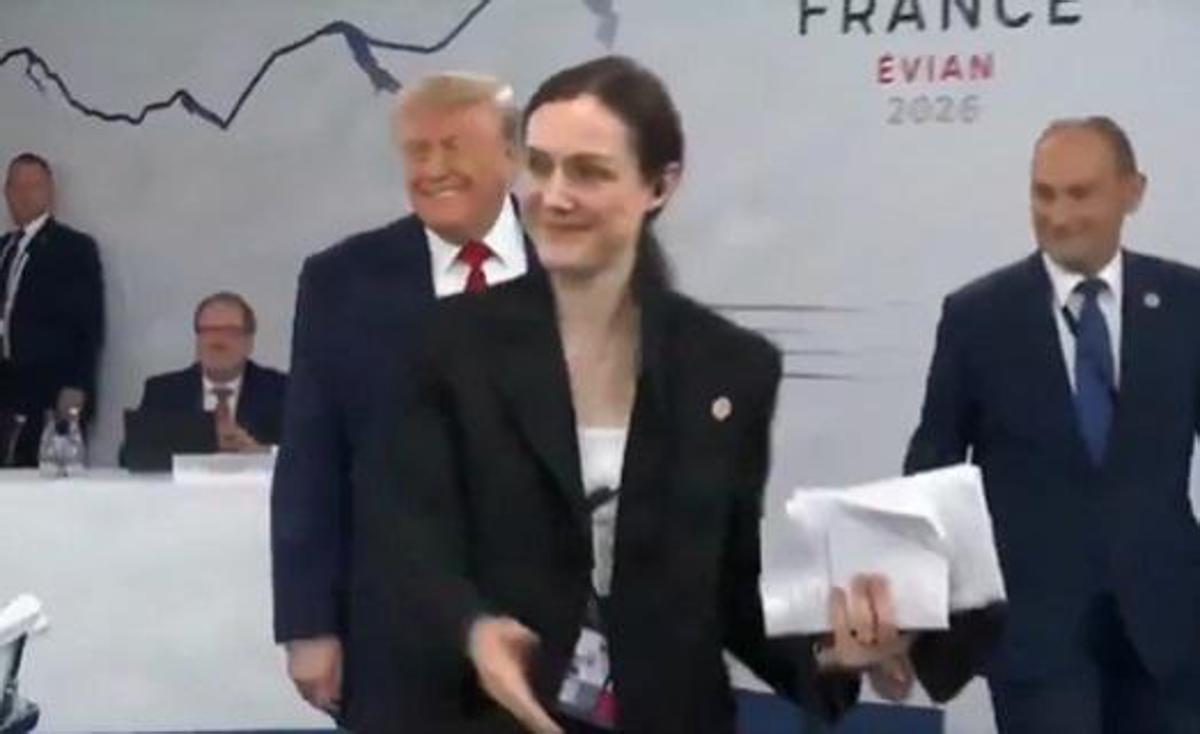 G7, Trump arriva per ultimo alla riunione dei leader: "Sono il boss"