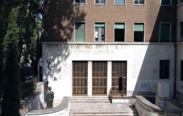 Gli studenti del liceo Virgilio dopo la prima prova della maturita E andata ora pensiamo a domani 364x230