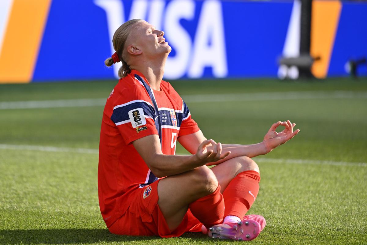 Haaland trascina la Norvegia, doppietta e show all'esordio Mondiale
