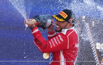 Hamilton vittoria e. commozione. Il messaggio in italiano Grazie a tutti 364x230