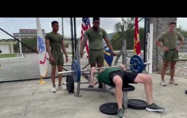Hegseth e la sfida con i Marines lo show con il bilanciere alla panca 364x230