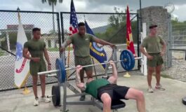 Hegseth e la sfida con i Marines lo show con il bilanciere alla panca poster 265x160