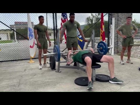 Hegseth e la sfida con i Marines, lo show con il bilanciere alla panca