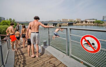 Il caldo soffoca la Francia 40 morti dal 18 giugno. Chiusura anticipata per Louvre e Tour Eiffel 364x230