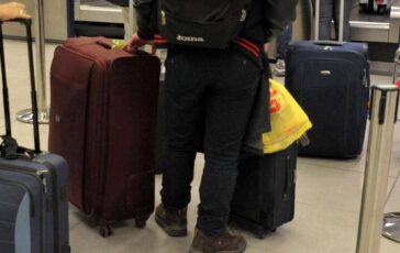 Il senatore Menia e il diverbio con la coppia gay a Fiumicino Siate educati Omofobo 364x230