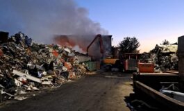 Incendio a Livorno fiamme in una ditta di stoccaggio di rifiuti Chiudete porte e finestre 265x160