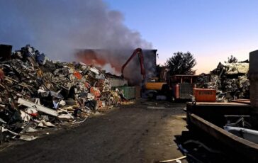 Incendio a Livorno fiamme in una ditta di stoccaggio di rifiuti Chiudete porte e finestre 364x230
