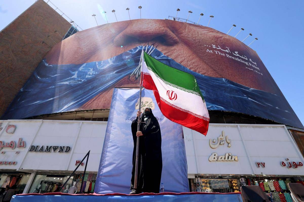 Iran, Teheran avverte Usa: "Basi americane sono obiettivi legittimi". Esplosioni in Oman