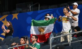 Iran proteste fuori da stadio e vecchia bandiera su spalti ai Mondiali 265x160