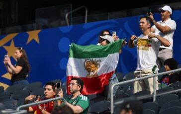 Iran proteste fuori da stadio e vecchia bandiera su spalti ai Mondiali 364x230