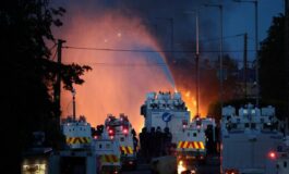 Irlanda del Nord nuovi scontri anti immigrati polizia usa cannoni ad acqua vicino Belfast 265x160
