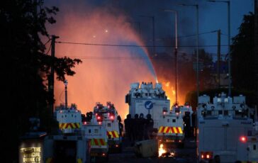 Irlanda del Nord nuovi scontri anti immigrati polizia usa cannoni ad acqua vicino Belfast 364x230