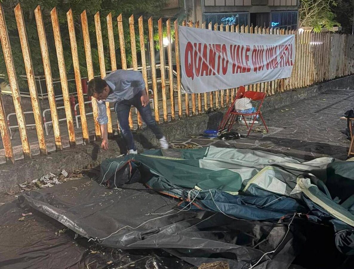 Isernia, dopo 167 notti all'addiaccio per difendere l'ospedale il sindaco toglie la tenda