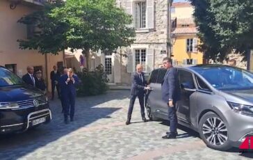 Italia Francia Macron accoglie Meloni al Museo Picasso di Antibes. Vertice al via poster 364x230