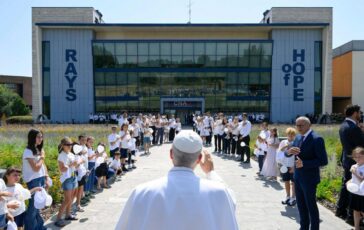 Labbraccio di Papa Leone ai piccoli pazienti del Cnao di Pavia 364x230