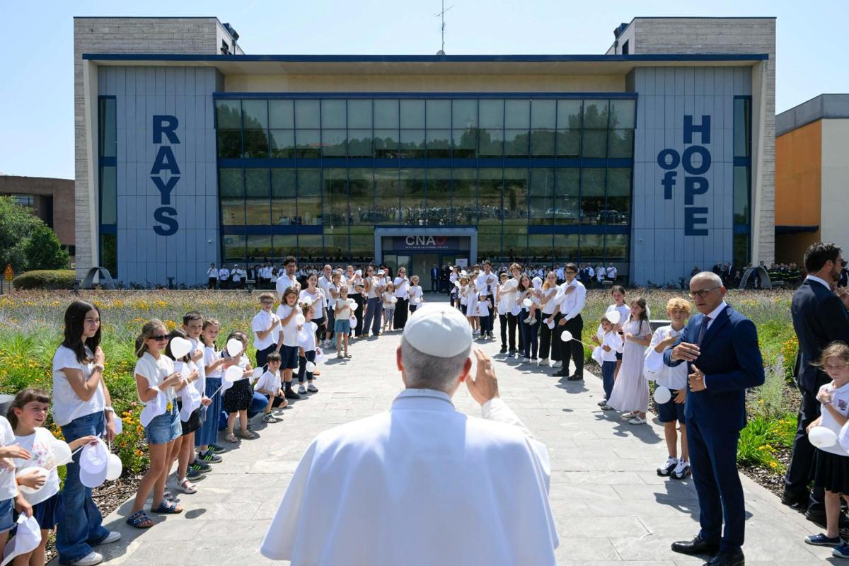 L'abbraccio di Papa Leone ai piccoli pazienti del Cnao di Pavia