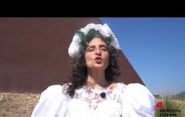 Lartista Carmine Elisa Moschella al Rito della Luce a Fiumara dArte Antonio Presti e il trait 364x230