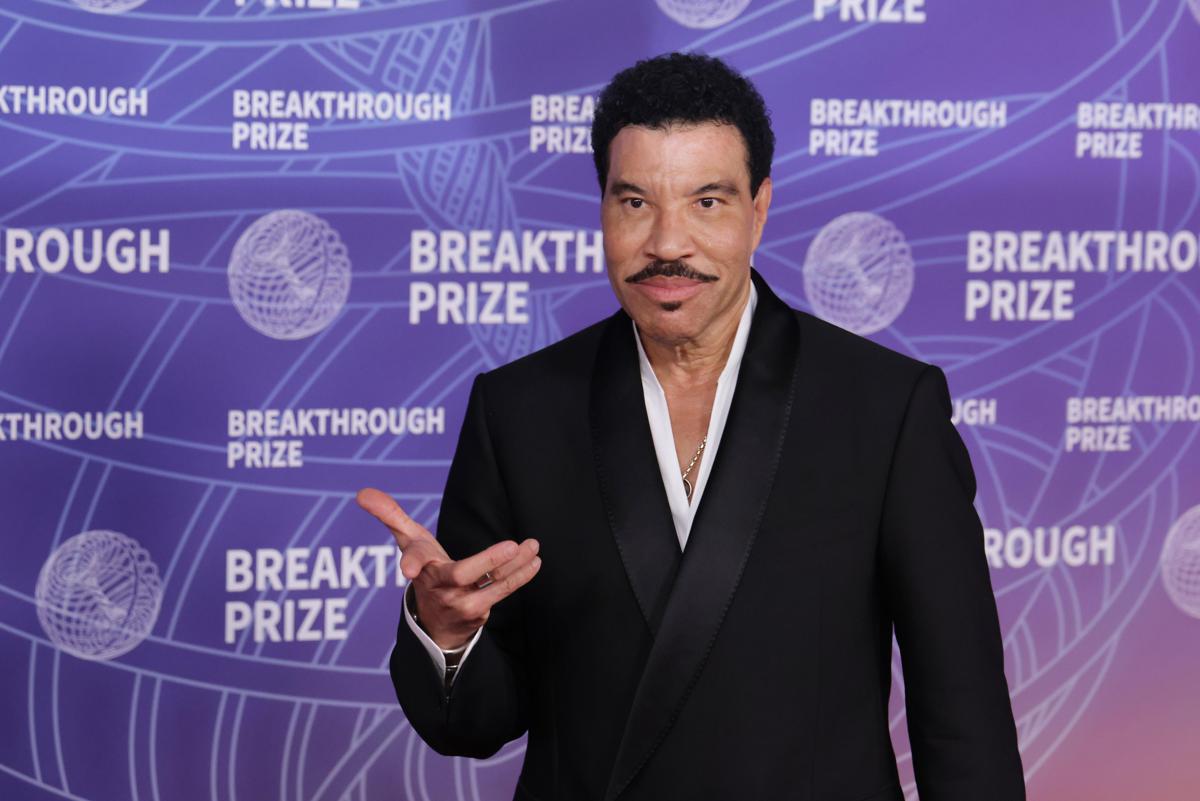 Lionel Richie ferma il concerto per un malore: "Non era in condizioni di continuare"