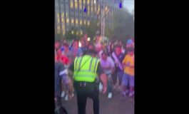 Lo show del poliziotto ai Mondiali tifosi in delirio Video 265x160