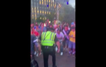 Lo show del poliziotto ai Mondiali tifosi in delirio Video 364x230