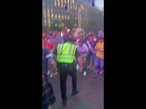 Lo show del poliziotto ai Mondiali, tifosi in delirio - Video