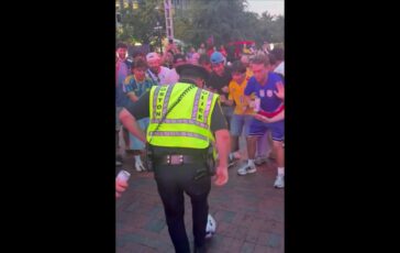 Lo show del poliziotto fuoriclasse ai Mondiali tifosi in delirio poster 364x230