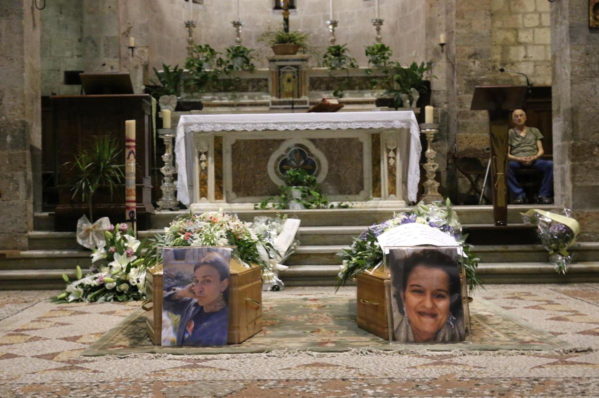 L'ultimo saluto a madre e figlio uccisi a fucilate, Camaiore si stringe nel dolore